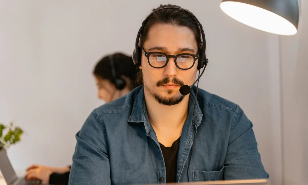Agente de call center concentrado em seu trabalho em um ambiente moderno, representando chatbots inteligentes para