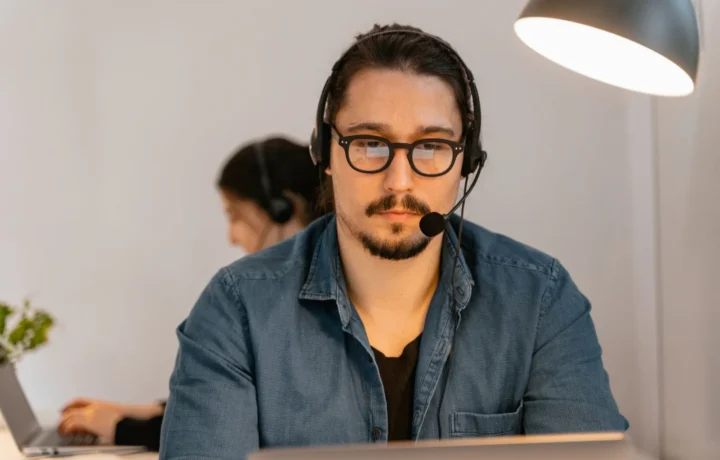 Agente de call center concentrado em seu trabalho em um ambiente moderno, representando chatbots inteligentes para