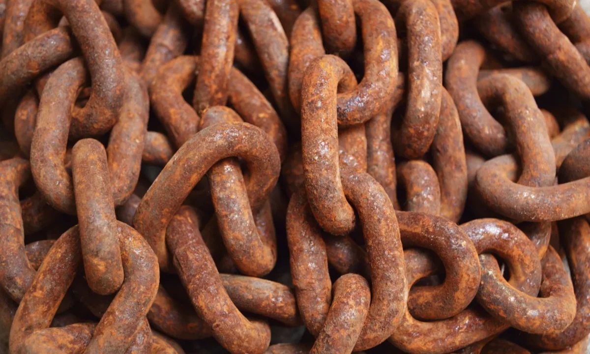 Detalhe de correntes de metal enferrujadas, simbolizando a segurança na criação de link de pagamento