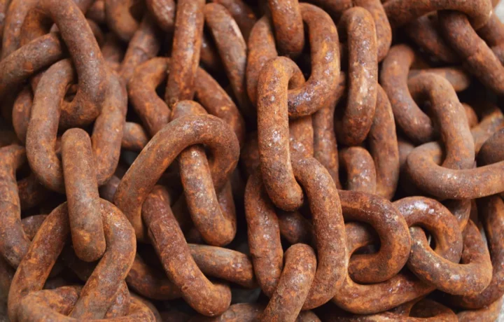 Detalhe de correntes de metal enferrujadas, simbolizando a segurança na criação de link de pagamento