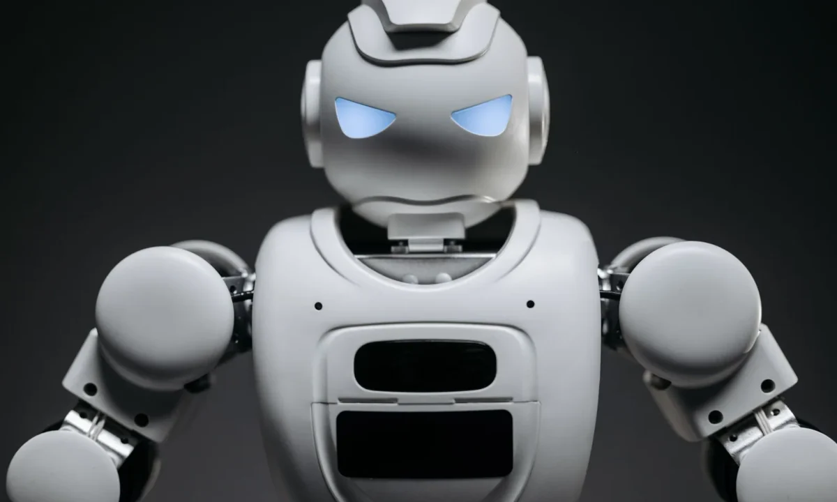 Robô moderno em estúdio destaca a aplicação da inteligência artificial antifraude em tecnologia avançada