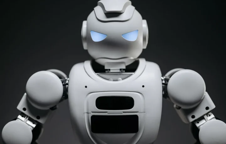 Robô moderno em estúdio destaca a aplicação da inteligência artificial antifraude em tecnologia avançada